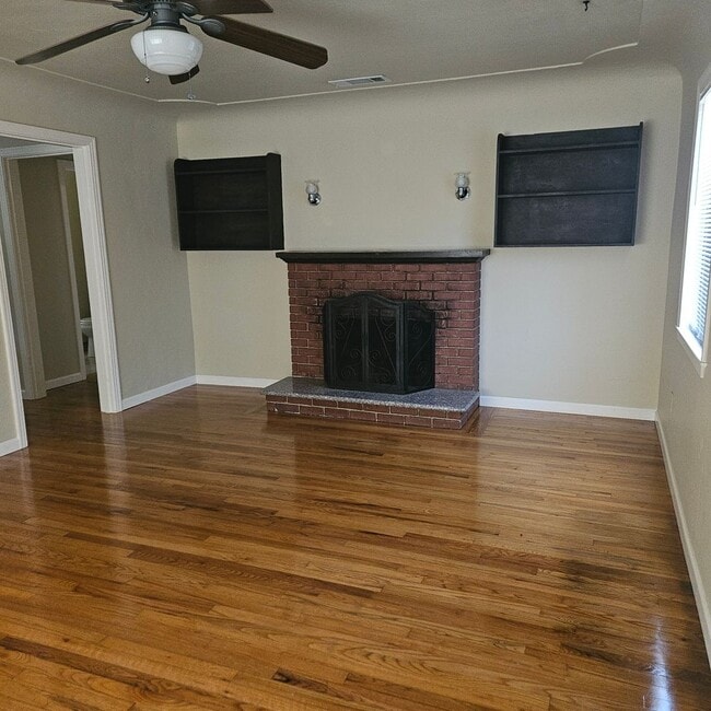 Building Photo - 2 Bedroom 1 Bath Home Recently Renovated