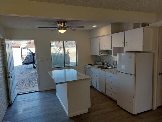 Building Photo - 4140 E Cliffside Trail