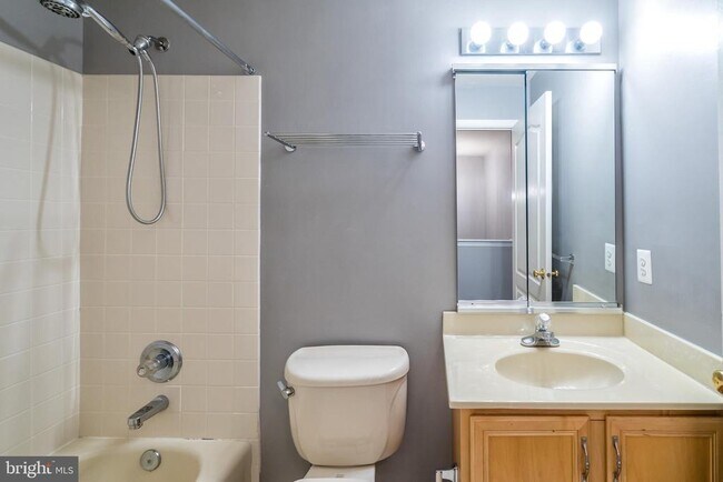 Building Photo - 43619 Dunhill Cup Square