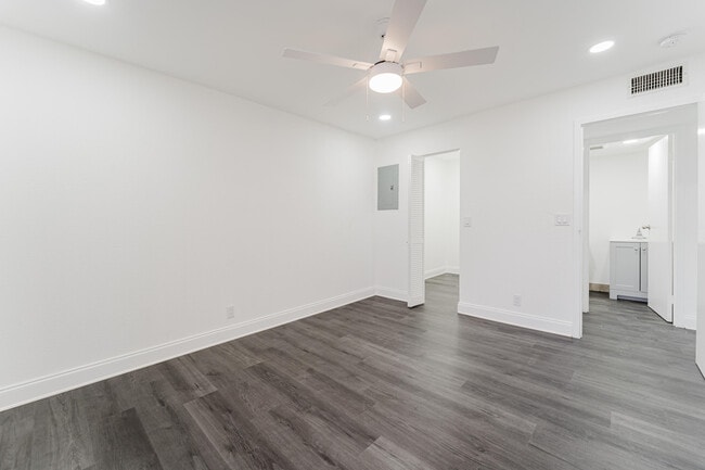 Building Photo - 233 Brittany F