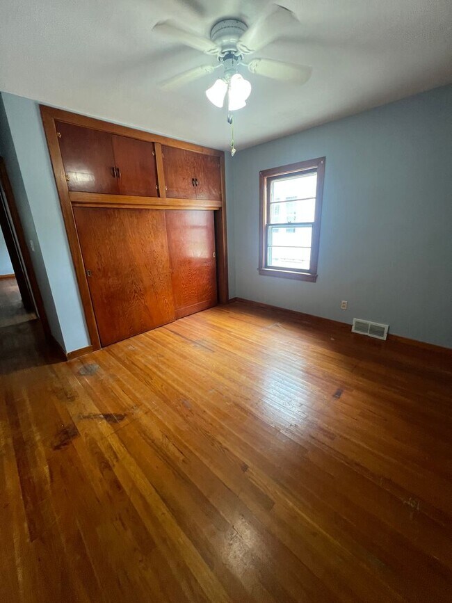 Building Photo - Spacious 2 bedroom home!