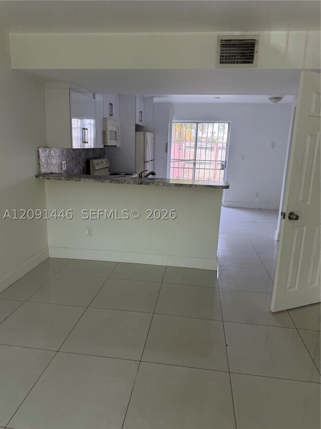 Building Photo - 4008 W 9th Ct