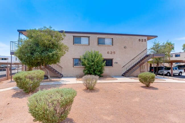 Building Photo - Charming Upstairs Unit with Prime Location...