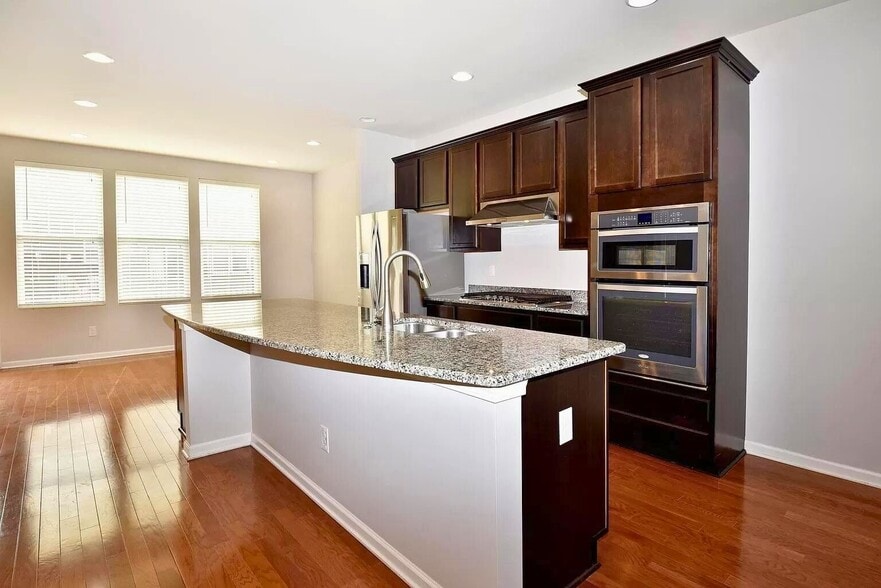 Building Photo - 863 Barclay Cir