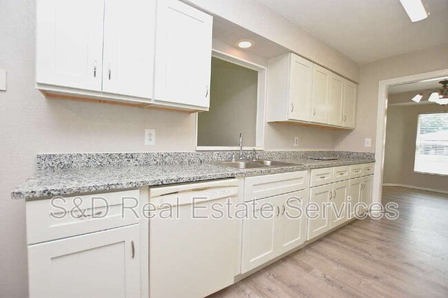 Building Photo - 561 Lake Bonny Dr E