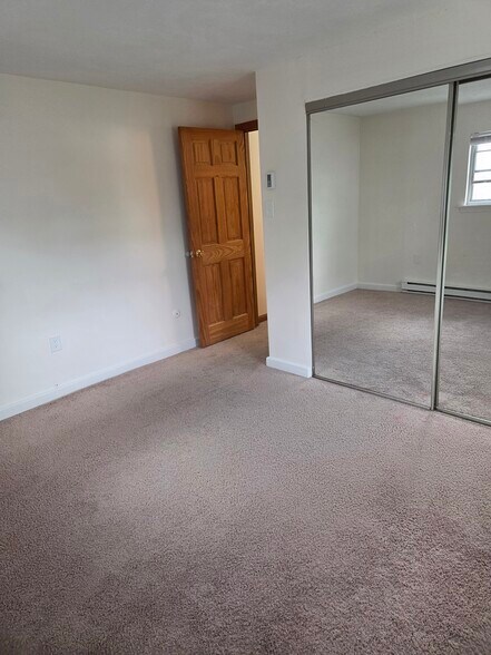 Building Photo - 65 Greentree Ln