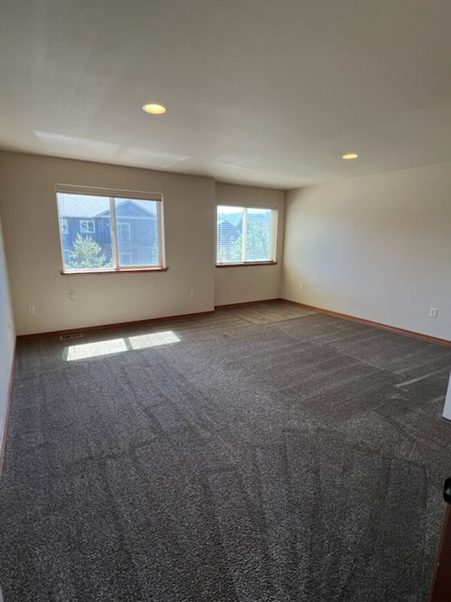 Building Photo - 3 bed/2.5 bath townhome! Double garage, a/...