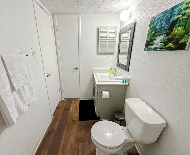 Building Photo - 1030 1/2 Clayton Ln