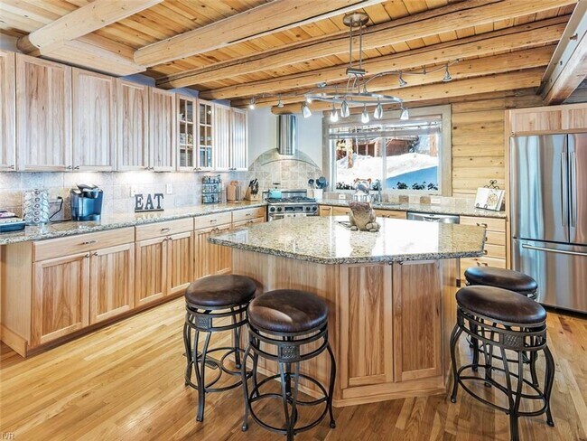 Building Photo - Charming Mountain Home