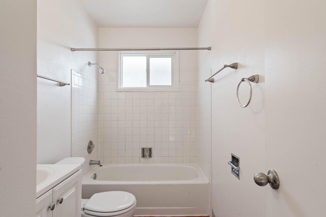 Building Photo - $300 off 1st month's rent! Comfortable 2-b...