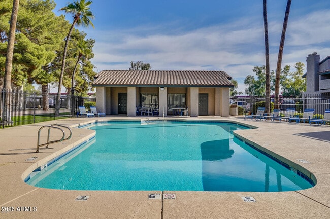 Building Photo - 533 W Guadalupe Rd