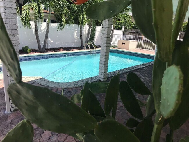 Building Photo - Miami Beach Home with a Pool!