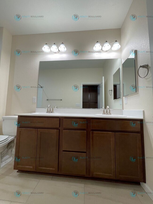 Building Photo - 3-Bedroom 2.5 Bathroom 2 car garage Condo in Carson City
