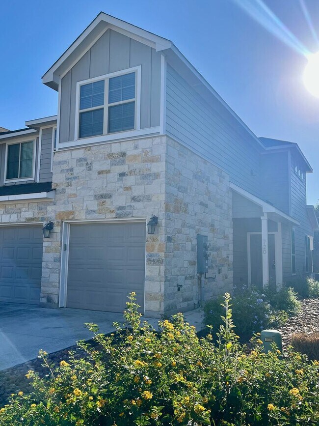 Building Photo - Fabulous Townhome in New Braunfels 3/2.5 ~ Minutes from Gruene ~ Move in Ready!