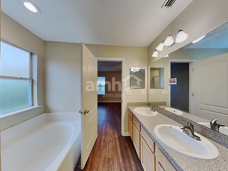 Building Photo - 12712 Daylight Trl