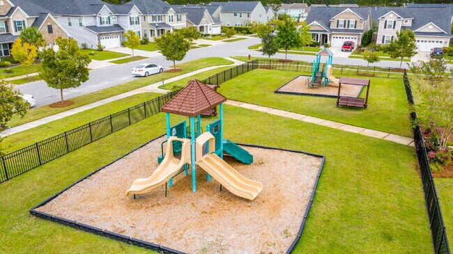 Building Photo - 838 Redbud Ln