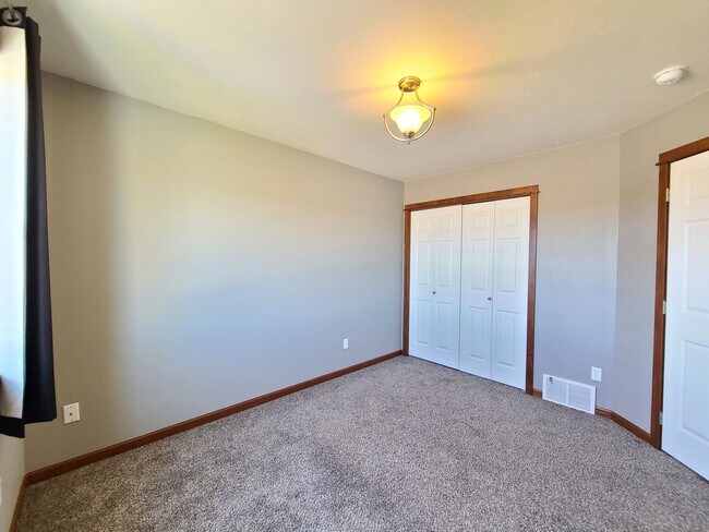 Building Photo - $2,200 -  3 Bed / 2.5 Bath Beautiful Spokane Valley House