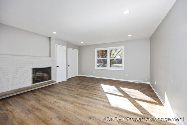 Building Photo - 945-947 Lancashire Ct SE