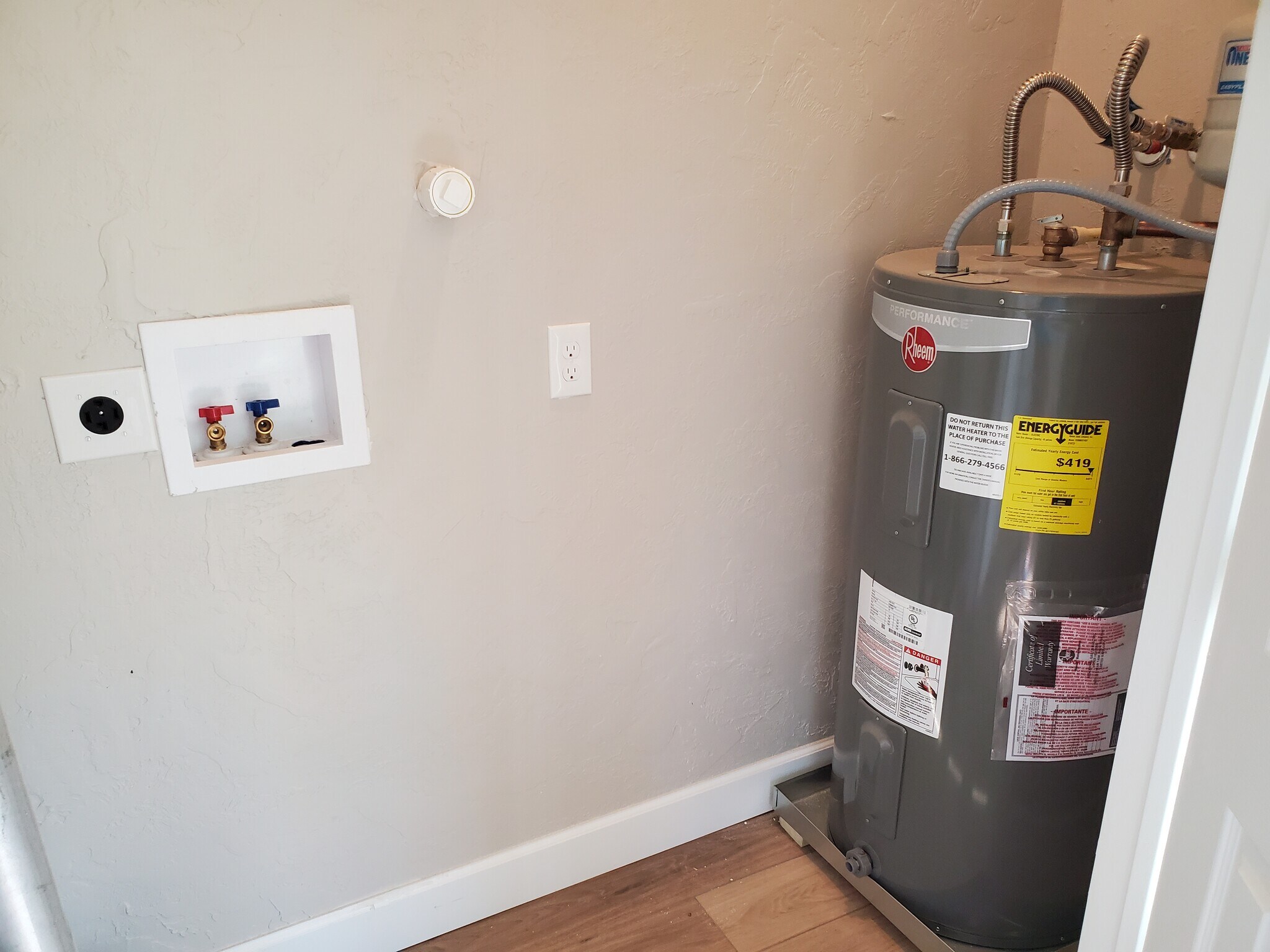 Washer/Dryer hookups - 6823 Guyler St