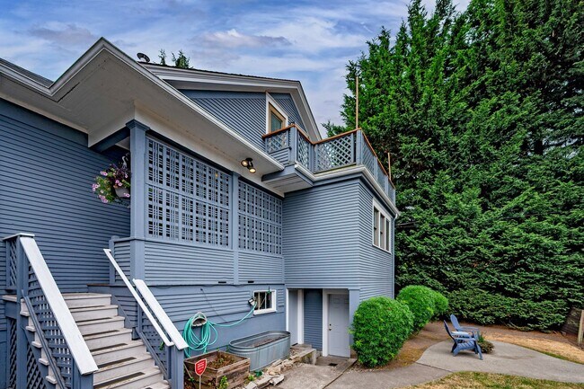 Building Photo - 1509 10th Ave W