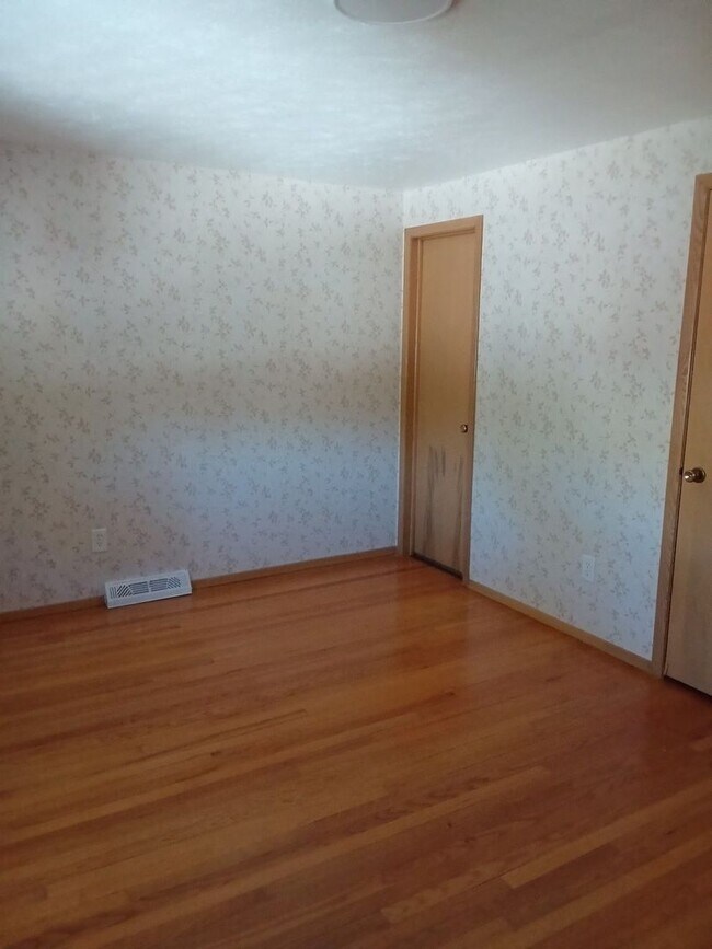 Building Photo - Spacious Lakeshore Living – 3-Bedroom Duplex with Charm & Convenience