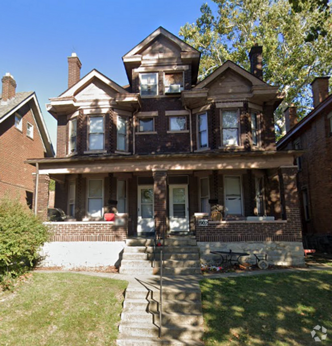 Building Photo - 1902-04 Summit St