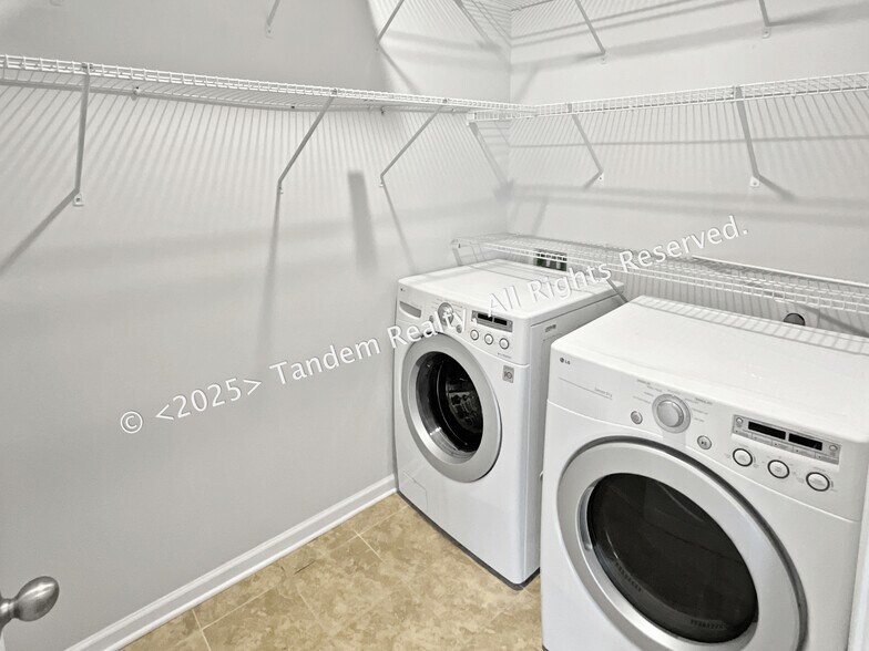 Building Photo - 8020 Forest Hills Dr