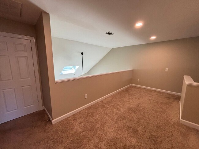 Building Photo - 3 Bed 2.5 Bath Town Home in Carleton Place ~ Students Welcome with Co-Signers!