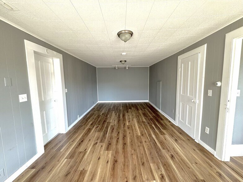 Building Photo - 709 Church St