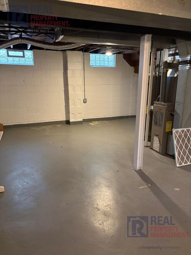 Building Photo - Charming Two Bedroom House