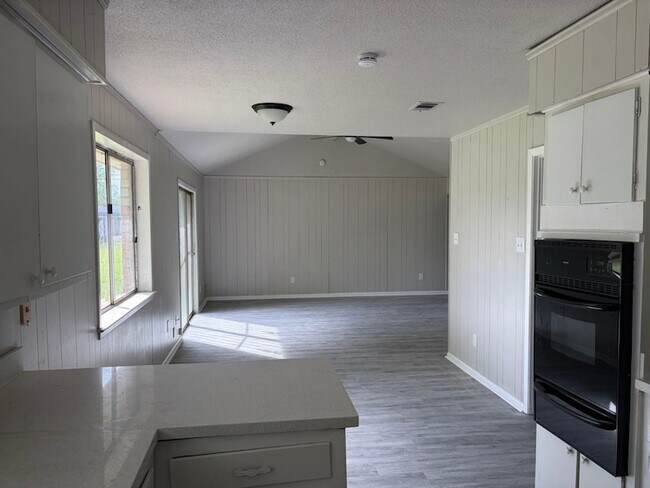 Building Photo - 5890 Helbig Rd