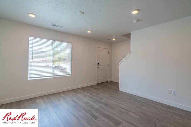 Building Photo - 3316 E Elkhorn Ln