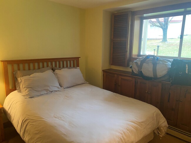 Queen size bed - separate room with large closet - 67 Mountainside Dr