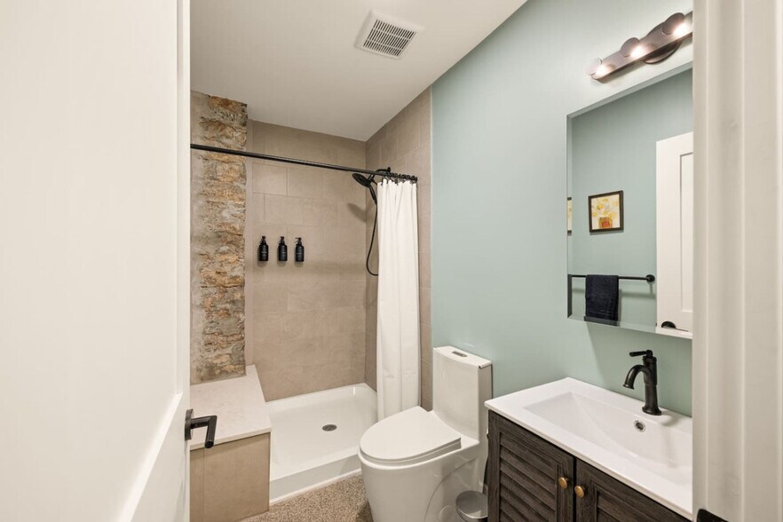 Building Photo - 1918 Vine St