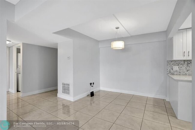 Building Photo - 4156 Inverrary Dr