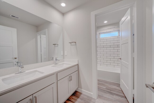 Building Photo - 14257 Lake Lodge Dr