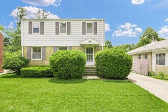 Building Photo - 3 Bedroom Home Located Near Shopping, Dini...