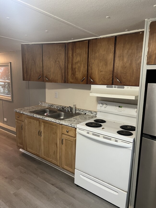 Building Photo - 2 US-2