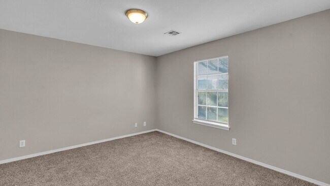 Building Photo - 3 Bed, 2 Bath in Tulsa - Available mid Oct...
