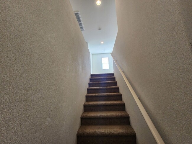 Building Photo - Lovely Two Story Home in Mountain Edge Community