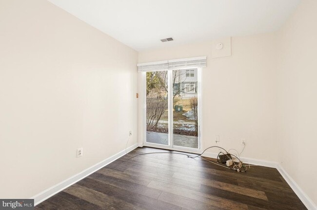 Building Photo - 3301 Sir Thomas Dr