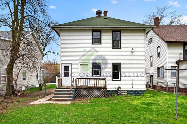 Building Photo - Beautiful Two Bedroom Lower Unit! Available NOW!!