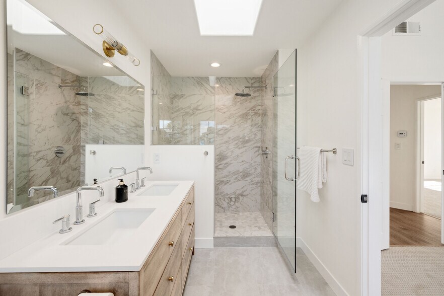 Building Photo - 1504 N Poinsettia Ave