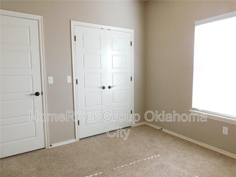 Building Photo - 1324 Eagle Dr