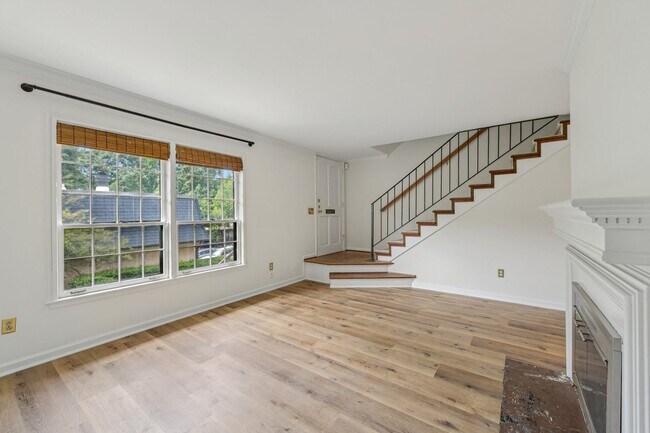 Building Photo - Updated 2BR/2.5BA Townhome in Gated West B...