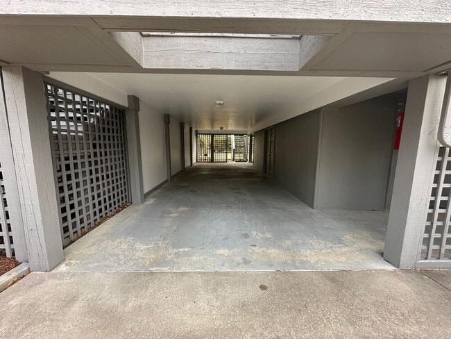 Building Photo - Furnished Townhome with Water Views and Boat Slip!