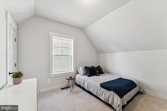 Building Photo - 1333 Eastern Ave NE