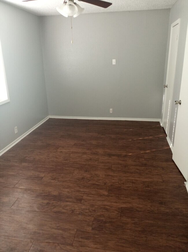 Building Photo - Brookview Duplex 6800