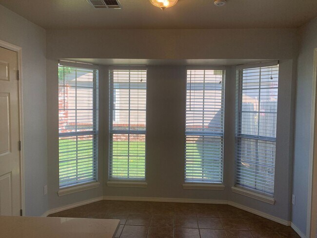 Building Photo - This beautifully updated three-bedroom, tw...