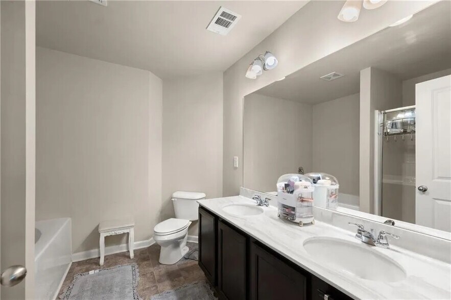 Building Photo - Room in Townhome on Chatham Ridge Dr